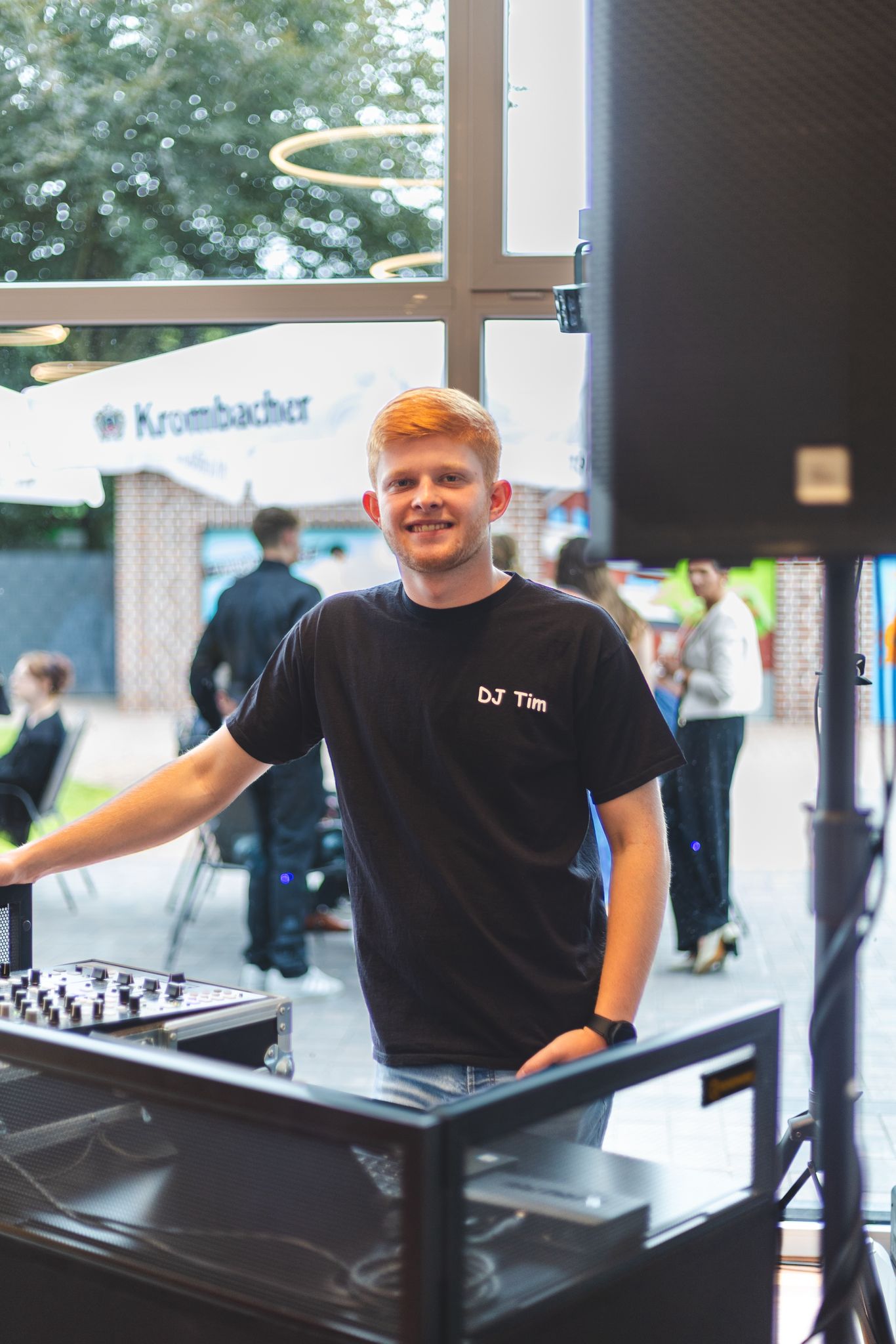 DJ Duracell mit Kopfhörern beim Auflegen in einem Nebel-getränkten Club